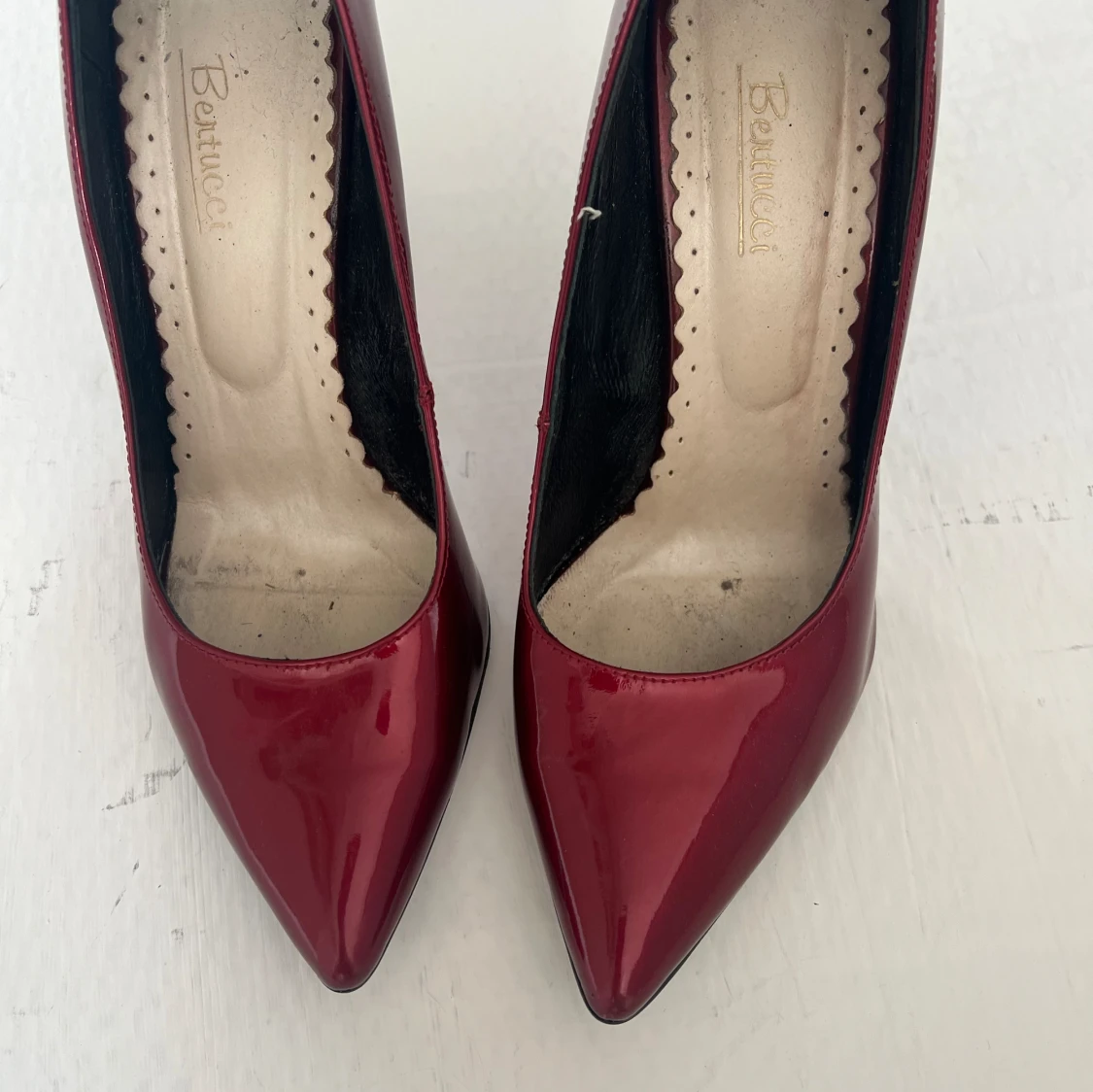 Röda spetsiga klackar - 91