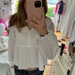 Sommar blus - Super snygg vit blus ifrån Gina Young!💕💕 
