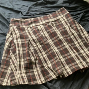 Fin kjol - Älskar och ser så fin ut! Inga defekter. För fler bilder kan du kontakta mig. Kan sänka priset om det är en snabb affär. Är 164cm lång.