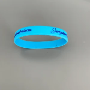 SD armband  - Använt några gånger. En liten defekt när den producerades se sida 3. Pris kan diskuteras 