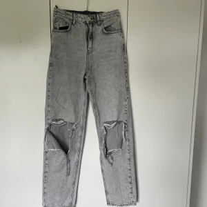 Gråa jeans med hål!!🩶 - Gråa jeans med hål från Gina Young!! Ganska använda men ändå bra skick!! Säljer då dem är för små! Skicka gärna prisförslag!!🩶
