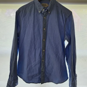 Skjorta East West - Skjorta från East West Storlek: M Modell: Slim fit  Material: 100% Bomull