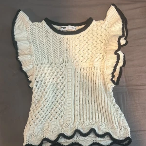 Zara tröja - Svart och beige armlös topp. Passade it mig så bra så jag bestämde och sälja den <3