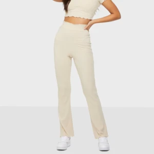 Ribbade byxor flare fit - Byxor med ressår i midjan, flared fit och frill edge ✨Storlek XS men passar både S och M om man vill ha en mer tightare passform ☺️ Säljer pga inte min stil längre samt för små ☺️Nypris 499kr köpte dom secondhand för 360kr men säljer för 200kr ☺️