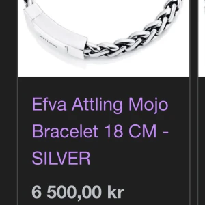Högsta silver grad exklusivt armband EFVA ATTLING med lock. Nypris :6500 - Högra silver klass (925) EFVA ATTLING armband med lock. Nypris 6500kr Bra skick och super stilrent med ett exklusivt utseende och super bra kvalitet och konstruktion.