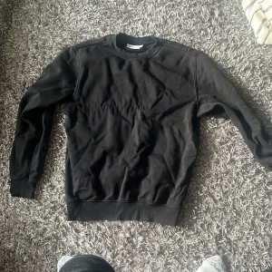 Weekday Sweatshirt - 9/10 skick