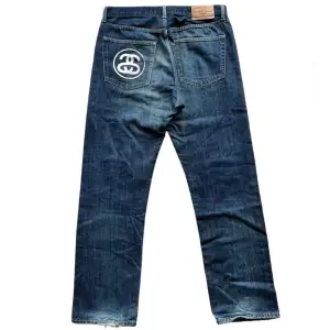 Stussy Jeans dubble S chanel logo design. Storlek 34. Bra skick inga flaws. Measurements Top: Waist : 42cm straight over Length: 105cm.  Skriv vid frågor:)