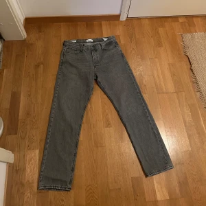 Jack & Jones Jeans - Storlek 32 32 Användt fåtal gånger Loose fit Bra skick