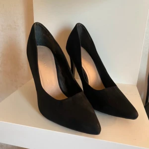 Svarta klackar! - Supersnygga klassiska svarta klackar storlek 38!🙌🏼💋 kommer inte till användning därav säljer jag. Inga defekter