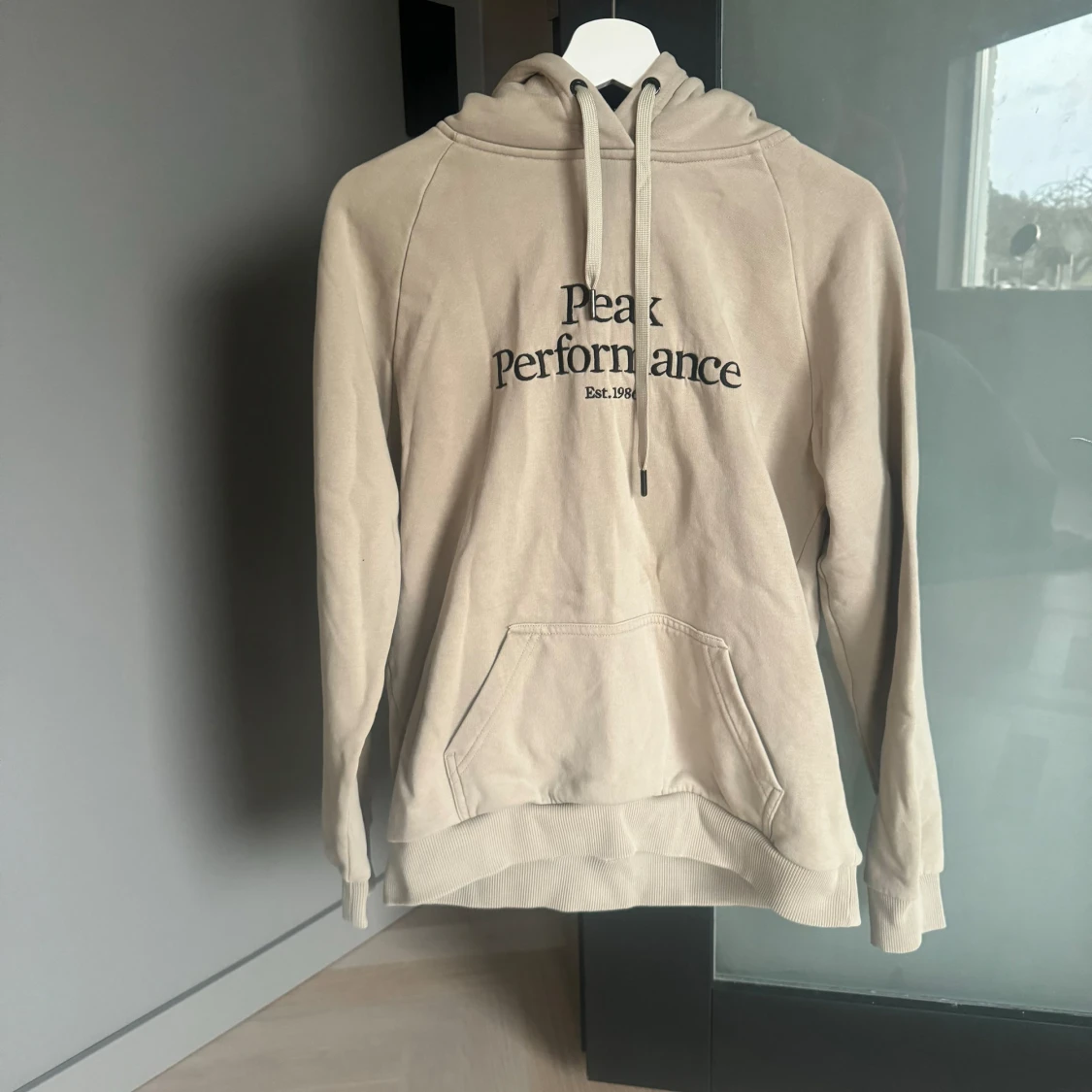 Säljer hoodie från peakperformance 