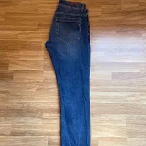 Tjena! Nu säljer vi dessa feta jeans ifrån märket Dondup i modellen ”George” (slimfit). Jeansen är i storlek 34 med en riktigt go tvätt. Cond:9/10 Retail pris ligger omkring 3500 men hos oss endast 899, vid ytterligare frågor är det bara att skriva.⭐️