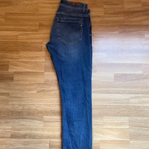 Dondup Mius - Tjena! Nu säljer vi dessa feta jeans ifrån märket Dondup i modellen ”Mius” (slimfit). Jeansen är i storlek 34 med en riktigt go tvätt. Cond:9/10 Retail pris ligger omkring 3500 men hos oss endast 799, vid ytterligare frågor är det bara att skriva.⭐️