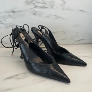 Klackskor - Svarta lace-up klackskor från NA-KD