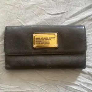Fin använd plånbok i äkta skinn från Marc Jacobs 