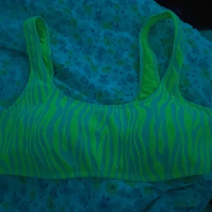 Bikini top - Säljer då den inte kommer till användning! Färgen är lime grön och vit, Den är i Storlek M💕👌