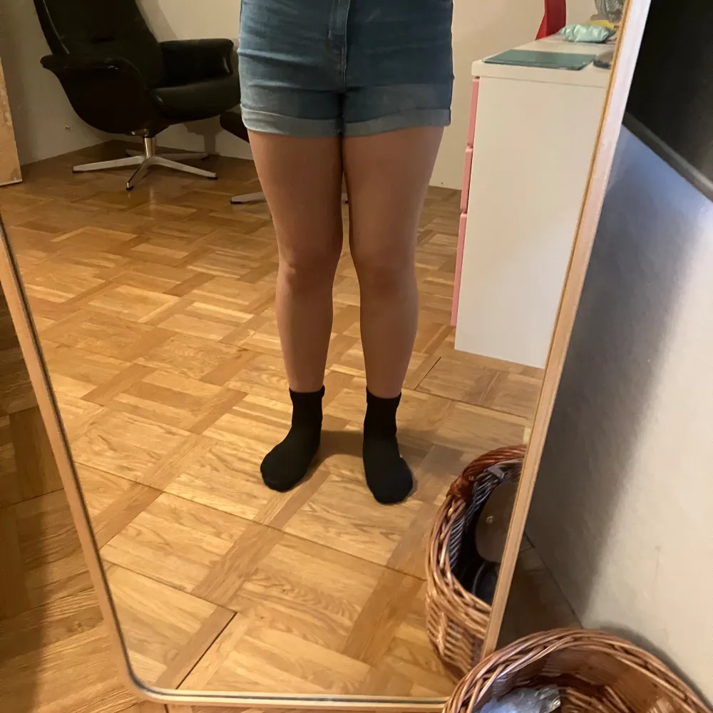 Älskar och är mycket användbart!✨ Kan sänka priserna vid snabb affär. Inga defekter:) Är 164cm lång och garderob-utrensar. Kontakta mig för fler bilder💕. Shorts.