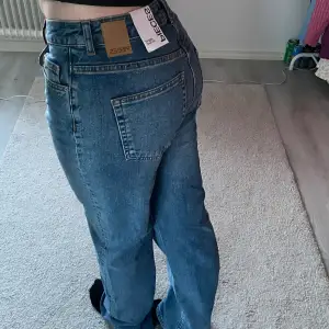 Helt nya jeans från Gina. Säljs då dom inte kommer till användning. Kontakta via dm om du har några frågor. Jeansen är högmidjade men går att bära lågmidjat🩷