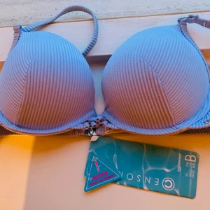 Blå bikini topp - En bikinitopp från new yorker som är helt oanvänd. Lappar sitter kvar. Köpt för 149 kr