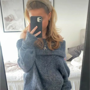 Grå stickad tröja offshoulder   - Jag vill se om det finns intresse för min  snygga gråa offshoulder tröja från hm. Helt slutsåld på hemsidan. Tröjan är sparsamt använd och är i jättefint sick🤩Tröjan passar L-S storleksmässigt 💕 tveksam på om jag vill sälja den därav priset. 