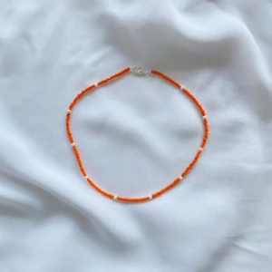 Enkel Pärlhalsband (styck pris) - Enkel Pärlhalsband handgjord av oss ❤️ Finns i olika färger  Vid frågor är det att bara kontakta! OBS! Tryck inte på ”Köp nu” ifall du inte vill ha spårbar frakt!