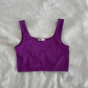 Lila croptop - Linne i stretchigt och skönt material! Den har blivit nopprig