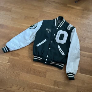 College jacka - Snygg collegejacka. Strl: S Cond:7/10 Säljer pga behov av pengar.