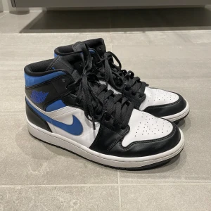 Jordan 1 mid racer blue  - Jordan 1 mid racer blue i storlek 42,5. Väldigt fräscha, nästintill oanvända! Hör av dig vid frågor eller funderingar! Lägg ett prisförslag!