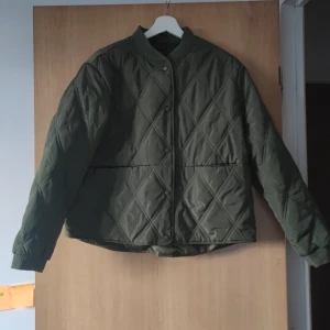 Jacka i bomberstil - Grön, värmande övergångsjacka /bomberjacka.