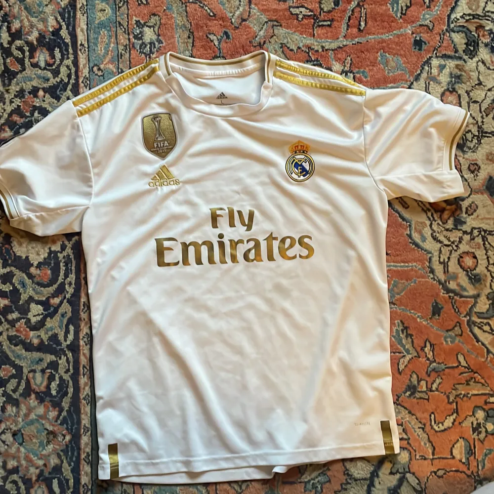 En riktigt skön real Madrid tröja, storlek L och perfekt till sommaren. Riktigt och jätte bra kvalitet pris kan diskuteras . T-shirts.