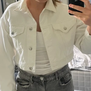 Jeansjacka - Oanvänd vit jeansjacka från Gina Tricot
