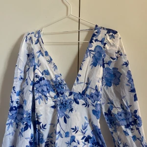Blommig klänning - Blommig klänning som är mid length. Skriv för fler bilder. Knyt detalj på rygg🩵