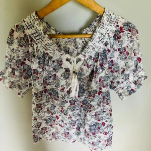 blommig blus - braa skick! skriv för fler bilder tryck gärna på köp nu❤️ Storlek men skulle säga att den passar mer än S till M