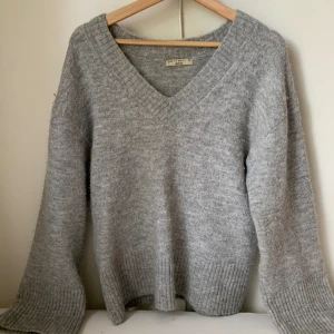 Grå stickad tröja - Säljer min v-ringad, stickad tröja från Gina tricot. Storlek xs🩷