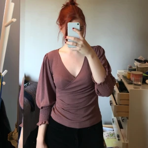 Lila omlott topp - Lila omlott topp i fint skick