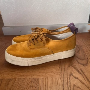 Skor från eytys - Skor i gul mocka.