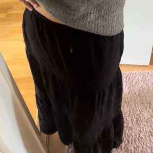 Långkjol - Säljer denna svarta Långkjol som är använd max 2 gånger. Säljer av anledningen att den inte kommer till användning💞