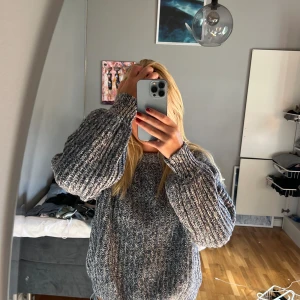 Stickad tröja  - Säljer denna tjocka stickade tröja ❣️ perfekt till sommarkvällar 