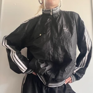 Adidas windbreaker - Perfekt sommarjacka! Väldigt tunn