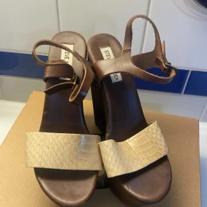 Steve madden kilklack sandaler38  - Steve madden kilklack sandaler av trä  ( ny klack för bättre grip 38 