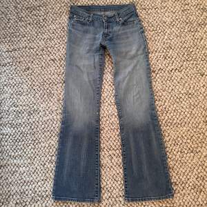 Lågmidjade jeans från Levis som tyvärr inte passar. Midja tvärs över: 35cm och innerbenslängen: 78cm. Tagen där bak har lossnat, därav priset💗