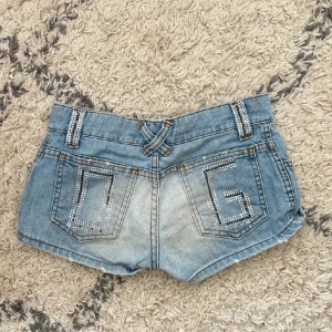 Lågmidjade Dolce&Gabbana shorts  - Supersnygga och unika Dolce&Gabbana shorts! Köpta av en annan supergullig tjej på Plick.  Midjemått: 37 cm tvärsöver Längd: 22 cm