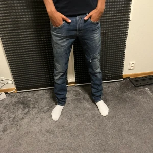 Replay jeans  - Tja säljer dessa snygga Replay jeans. Slim fit. Den har slitning vid knäet men om man inte tycker om det så kan man enkelt sy ihop 