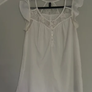Somrig topp - Jättegullig topp i tunt material till sommaren från vero Moda! Skriv vid frågor ☺️