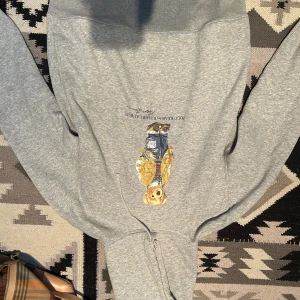 Ralph Lauren Hoodie - Använd men ett väldigt bra skick, inga defekter på hoodien.  Pris kan diskuteras 
