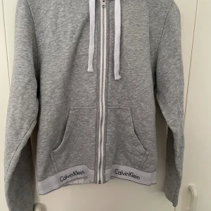 Calvin Klein hoodie XS - Fin Calvin Klein hoodie i storlek XS knappt anständig så den är i ett bra skick💕 Köparen står för frakten 