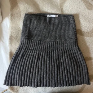 Stickad kjol 😚 - Jättefin stickad kjol, perfekt till hösten! Har endast använts 2 ggr!🪩