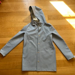 Stutterheim regnkappa - Ljus blå regnkappa Passar som en S Inga tecken på använd