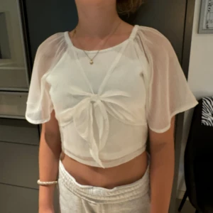 Vit top - Vit top perfekt till skolavslutningen, använd tre gånger. Jättefint skick