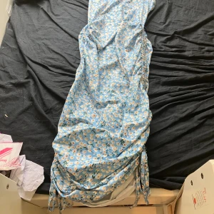 Klänning  - Älskar och är mycket användbart!✨ Kan sänka priserna vid snabb affär. Inga defekter:) Är 164cm lång och garderob-utrensar. Kontakta mig för fler bilder💕