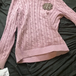 Tröja - Älskar och är mycket användbart!✨ Kan sänka priserna vid snabb affär. Inga defekter:) Är 164cm lång och garderob-utrensar. Kontakta mig för fler bilder💕